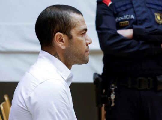 Daniel Alves é convocado para ir à tribunal espanhol, diz jornal